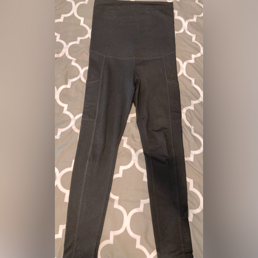 Kindred Bravely Maternity Leggings size small with side pockets.